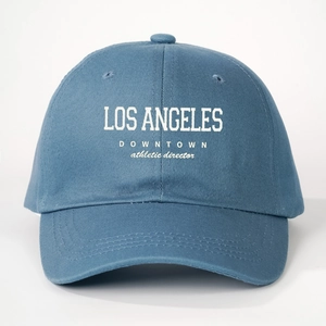 Détail de la casquette bleue en sergé de coton avec texte Los Angeles blanc imprimé
