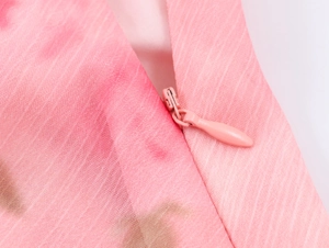 Nahaufnahme von rosa geblümtem Texturgewebe mit hochwertigem verdecktem Reißverschluss