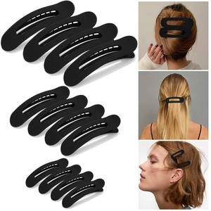 Detalle de 10 pinzas para el cabello negras mate con diseño calado aplicadas al pelo
