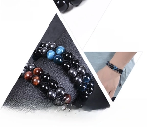 Nahaufnahme von 8mm Naturstein-Armband mit blauem Tigerauge und Onyx am Handgelenk