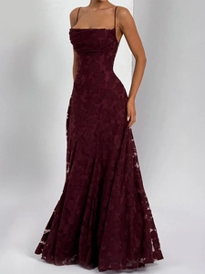 Robe longue élégante en dentelle bordeaux profond avec fines bretelles et coupe trapèze