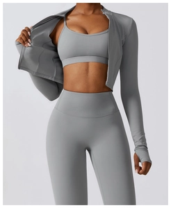 Détail de l'ensemble de yoga gris avec passe-pouces et veste ajustée à fermeture éclair