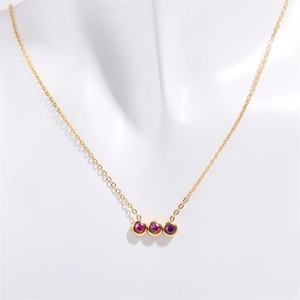 Gros plan du collier plaqué or avec trois zircons roses ronds sur un mannequin blanc