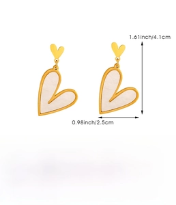 Detailed view of 18K gold plated stainless steel heart earrings with dimensions and weight