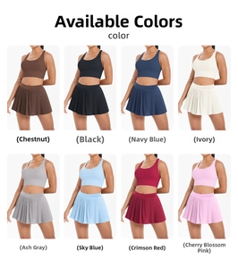Détail montrant huit couleurs disponibles du haut de sport croisé et de la jupe plissée