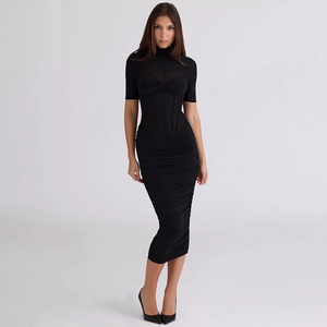 Robe longue noire ajustée avec empiècements en mesh, fronces et col montant sur blanc
