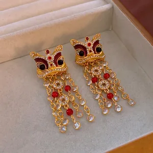 Boucles d'oreilles traditionnelles de danse du lion avec émail rouge et glands dorés