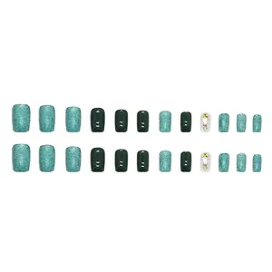 Unghie finte verde bosco e blu glitterato con strass decorativi in forma quadrata moderna