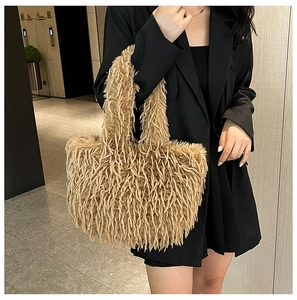 Vue détaillée de la texture pelucheuse d'un grand sac cabas kaki pour l'automne hiver