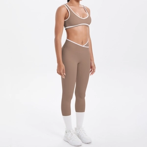 Detailaufnahme von braunem Yoga-Set mit weißer Kontrastpaspel und hoher Taille