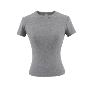 Détail de la texture en maille côtelée grise sur un t-shirt femme ajusté à col rond