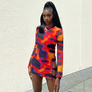 Détail de la découpe à la taille avec boucle noire sur la robe à imprimé flamme