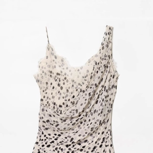 Robe à pois élégante avec bordure en dentelle blanche et fines bretelles