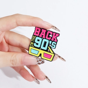 Pin's rétro des années 90 avec design de lunettes 3D et texte Back to the 90s stylé