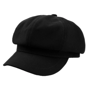 Cappello newsboy classico in cotone nero con struttura a otto pannelli su sfondo bianco