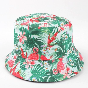 Détail d'un chapeau bob tropical avec imprimés flamant rose et feuilles de monstera