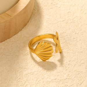 Detailansicht von goldenem Seestern- und Muschelring mit verstellbarem offenem Design