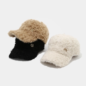 Drei flauschige Baseballkappen aus Teddyfleece in Khaki, Schwarz und Beige mit K-Logo