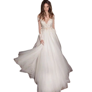 Robe de mariée élégante en dentelle à manches longues avec décolleté en V et tulle