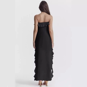 Robe de soirée longue noire bustier avec détails à volants et vue dos nu élégante