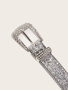 Détail de la ceinture argentée avec strass scintillants et boucle carrée en métal