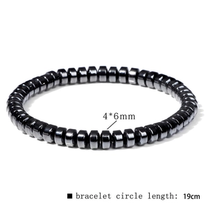 Détail de perles 4x6mm sur un bracelet en hématite noire de 19cm au lustre métallique