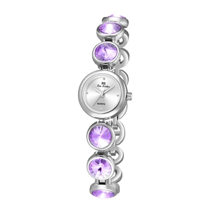 Détail du bracelet de montre argenté serti de cristaux violets et boîtier métal