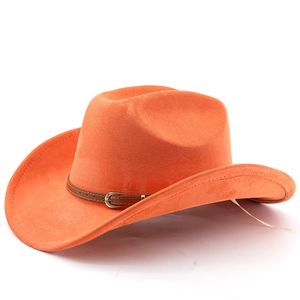 Détail de la texture en feutre orange et de la lanière en cuir du chapeau cowboy