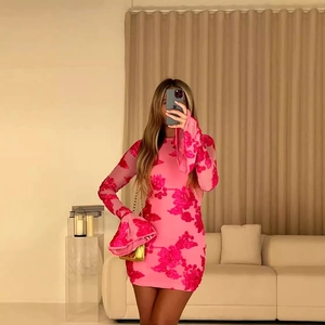 Robe courte rose dos nu avec manches évasées et broderies de fleurs en 3D
