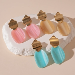 Boucles d'oreilles minimalistes en acrylique rose, beige et turquoise avec touches dorées