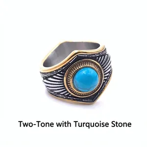 Macro d'une bague vintage bicolore avec pierre turquoise bleue et gravures radiales