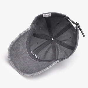 Detalle interior de una gorra de béisbol de algodón lavado con etiqueta de cuidado