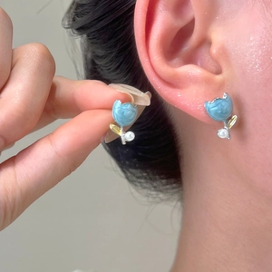 Detailansicht der blauen Tulpen-Ohrstecker mit Perle und silbernem Stiel für Damen