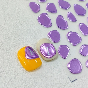 3D metallic paarse lakzegel nagelstickers met zilveren letters op witte steen