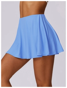 Detail van de lichtblauwe tennisrok met hoge taille van ademende sneldrogende sportstof