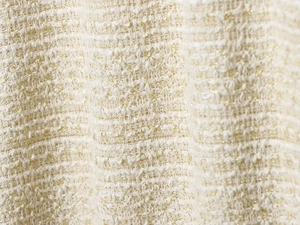 Vue macro du tissu tweed blanc cassé avec fil métallique doré et motif tissé texturé
