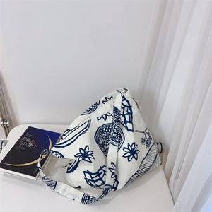 Détail d'imprimés de fruits peints à la main sur un sac cabas en toile crème