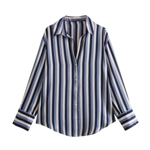 Détail à plat d'une chemise en satin à rayures verticales bleues et blanches avec col