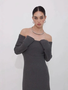 Elegant grey off-shoulder long sleeve knitted maxi dress with a slim fit silhouette
