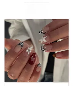 Details von French Crocodile Print Press-on Nails mit Sternen und Perlenverzierungen