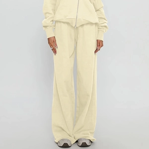 Vue détaillée du jogging en maille beige à jambe large avec cordon de serrage