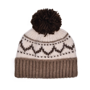 Détail du bonnet en maille jacquard vintage avec un pompon marron très moelleux.