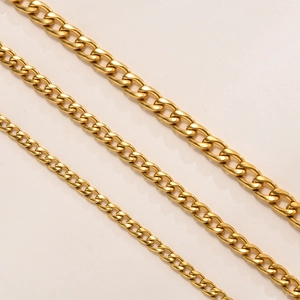 Confronto dettagliato di tre larghezze di catene cubane placcate in oro 18K lucido