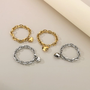 Armbänder aus Titanstahl mit hohlen Herzanhängern in Gold und Silber Ausführung