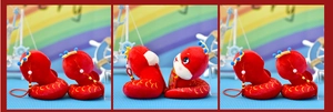 Viste dettagliate del fronte e del retro di un ciondolo mascotte serpente rosso in peluche 2025