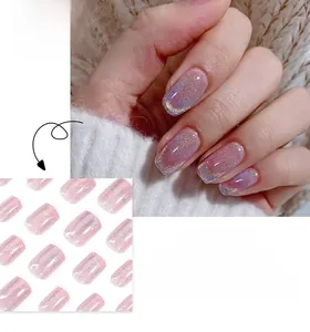 Vue macro détaillée de faux ongles œil-de-chat rose nude avec effet de scintillement laser