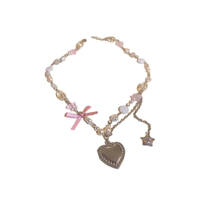 Collier en perles style français avec médaillon cœur, nœud rose et pendentif étoile