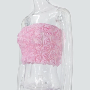Detaillierte Nahaufnahme der rosa 3D-Stoffrosen auf dem trägerlosen Bandeau-Top für Damen