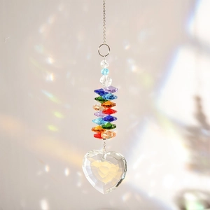 Dettaglio acchiappasole in cristallo K9 con perle colorate e pendente a forma di cuore
