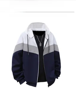 Dettaglio della giacca con cappuccio color-block bianca, grigia e blu navy con lacci